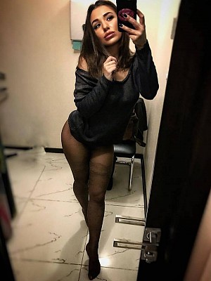 Amateur girls wearing pantyhose without